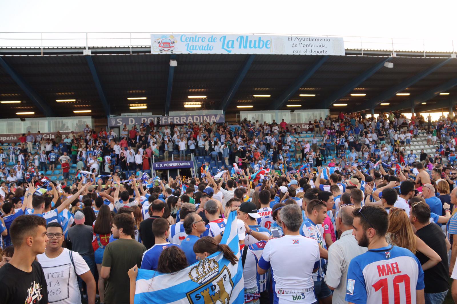 Los aficionados celebran el ascenso a Segunda División a pie de campo.