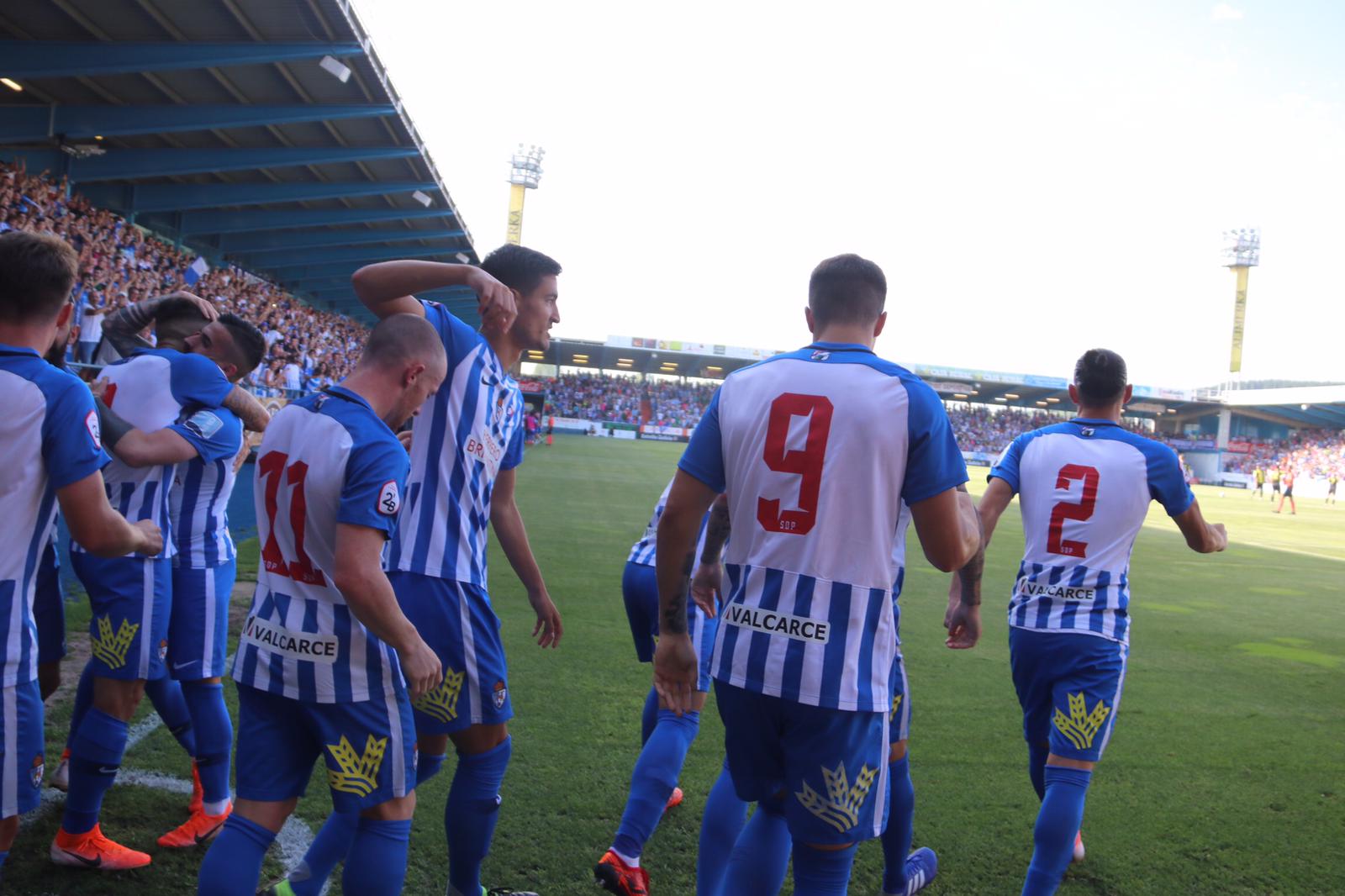 Los jugadores de la Ponferradina celebran su primer gol en El Toralín.