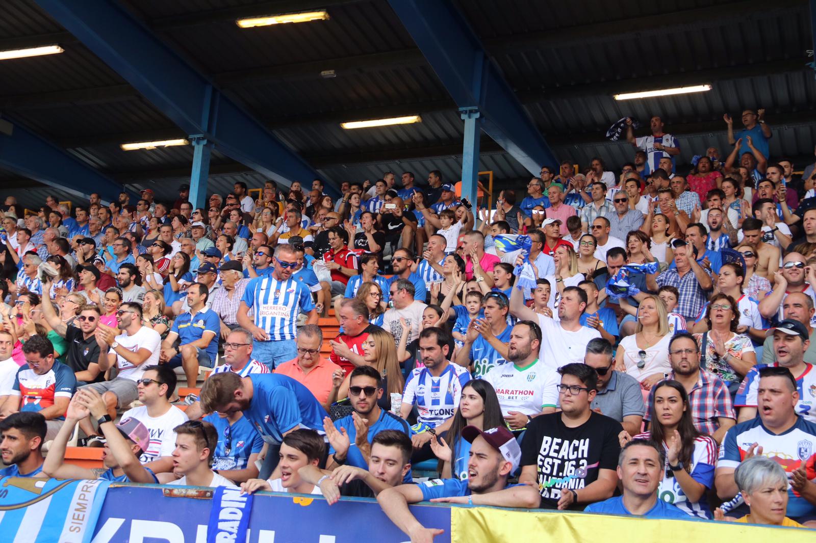 Los jugadores de la Ponferradina celebran su primer gol en El Toralín.