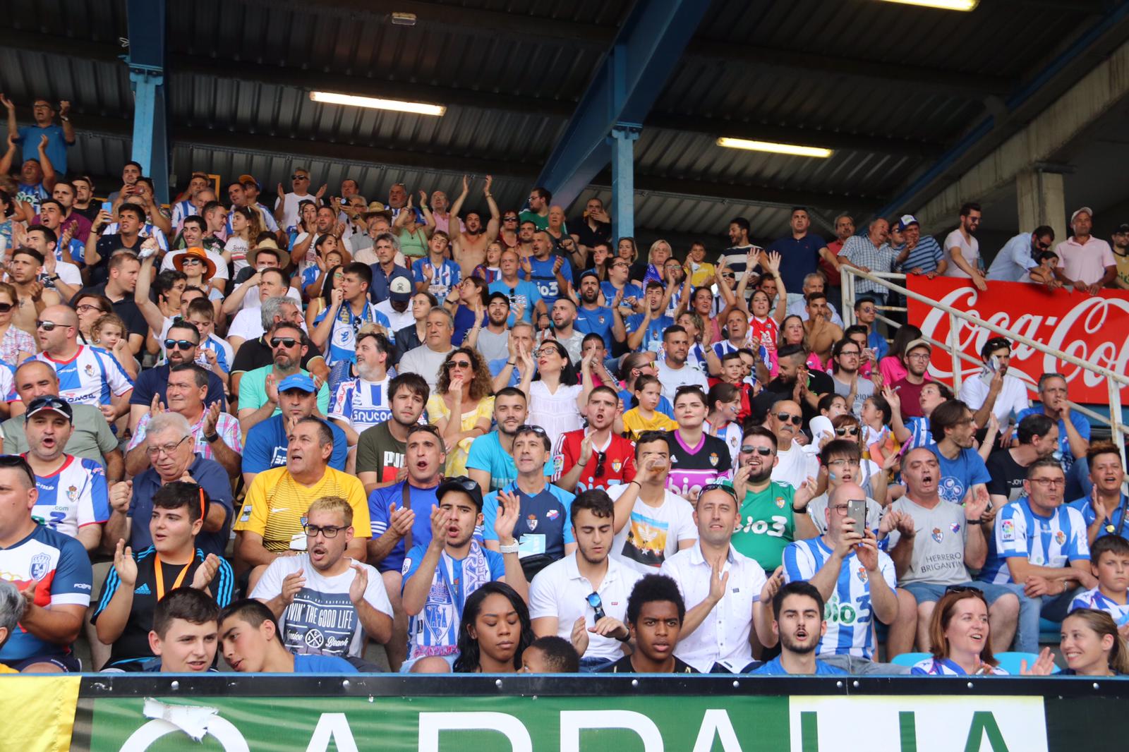 Los jugadores de la Ponferradina celebran su primer gol en El Toralín.