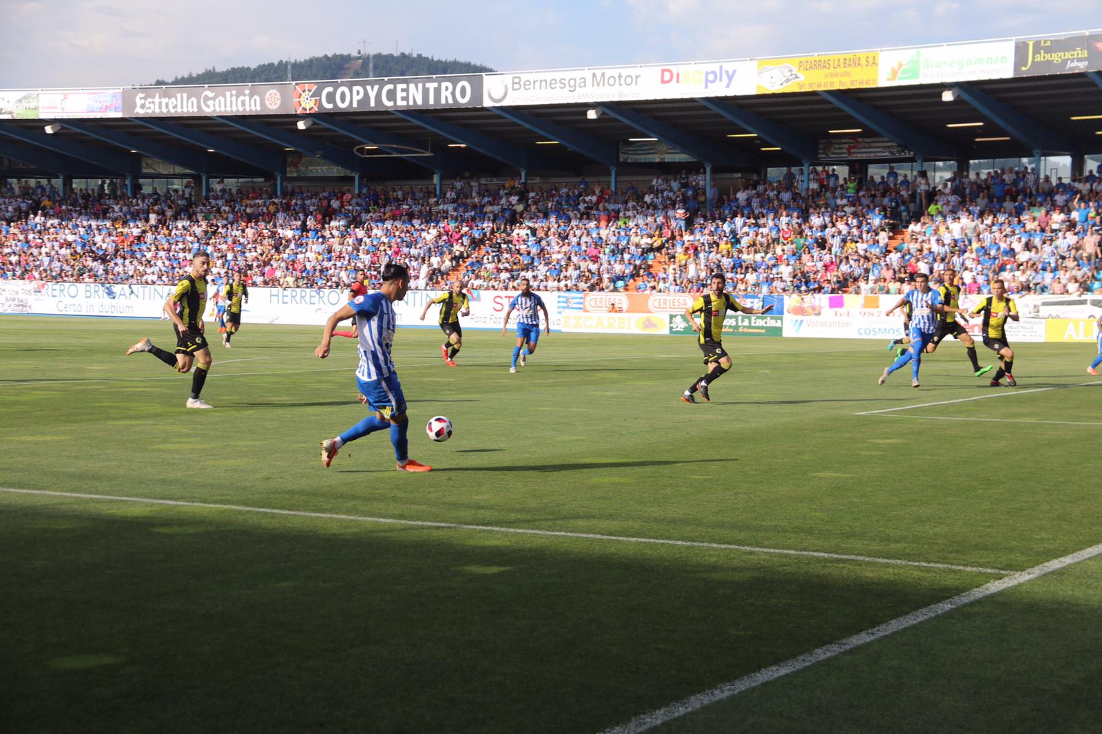 Los jugadores de la Ponferradina celebran su primer gol en El Toralín.