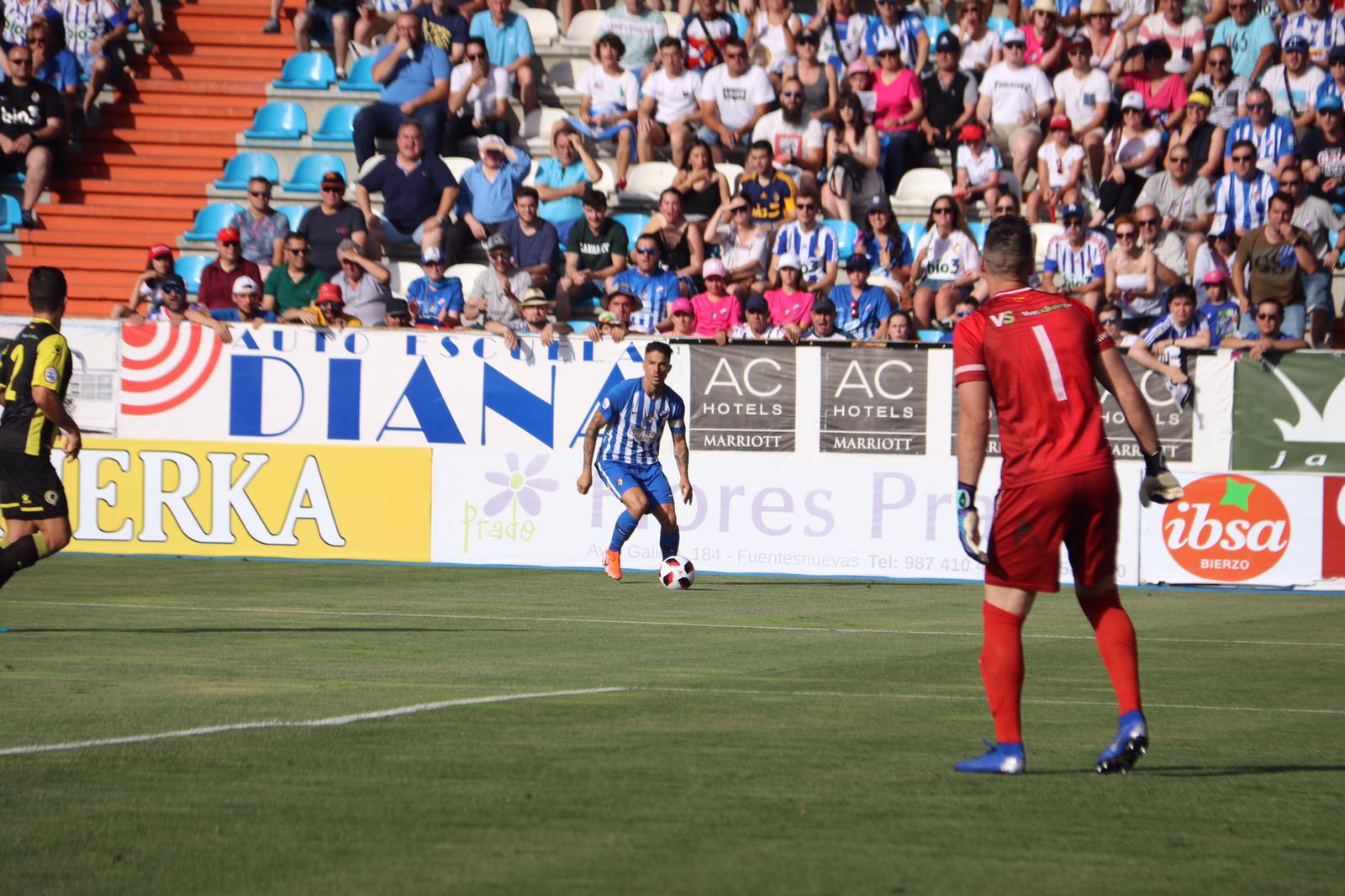 Los jugadores de la Ponferradina celebran su primer gol en El Toralín.