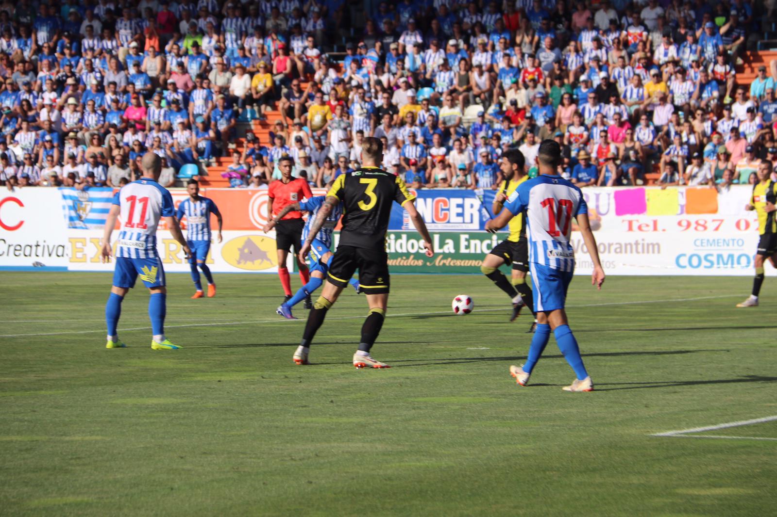 Los jugadores de la Ponferradina celebran su primer gol en El Toralín.