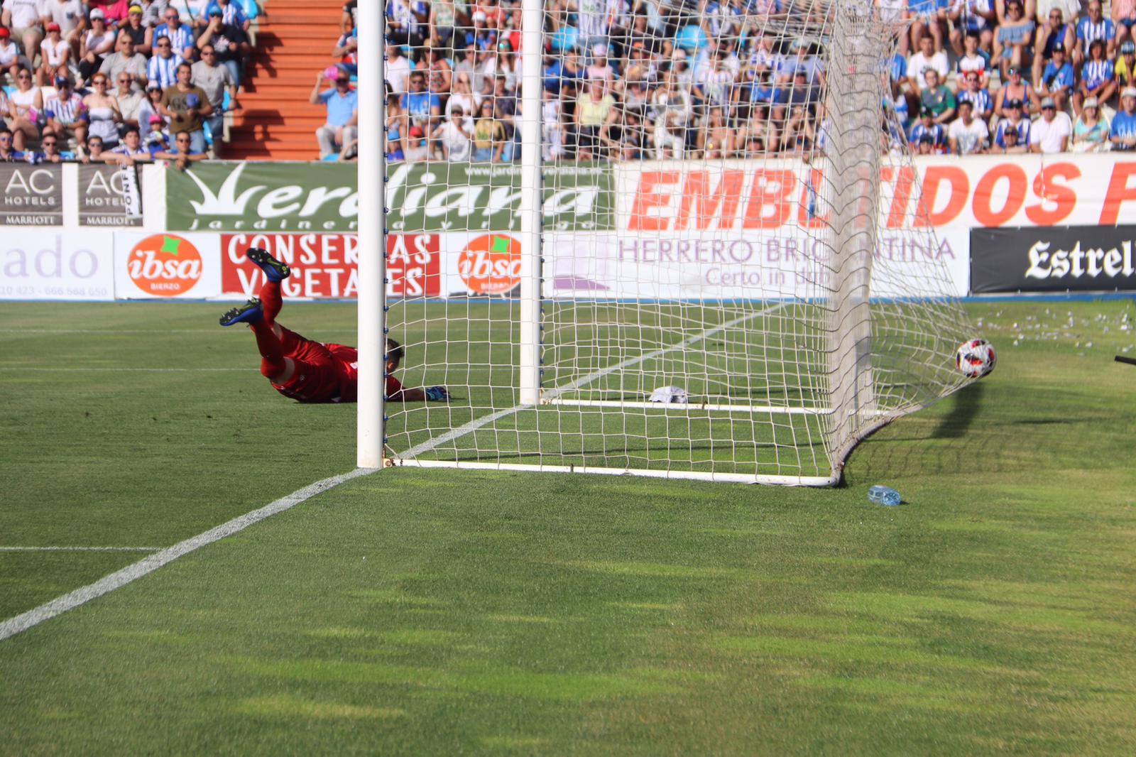 Los jugadores de la Ponferradina celebran su primer gol en El Toralín.