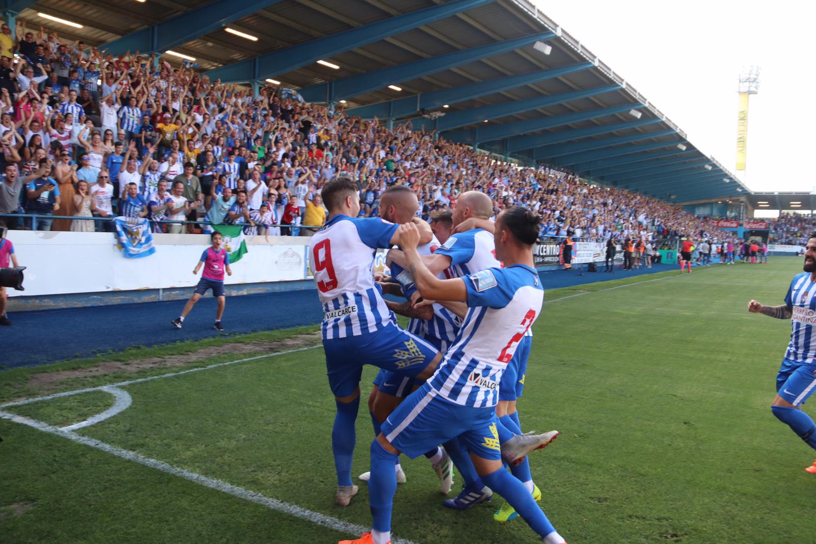 Los jugadores de la Ponferradina celebran su primer gol en El Toralín.