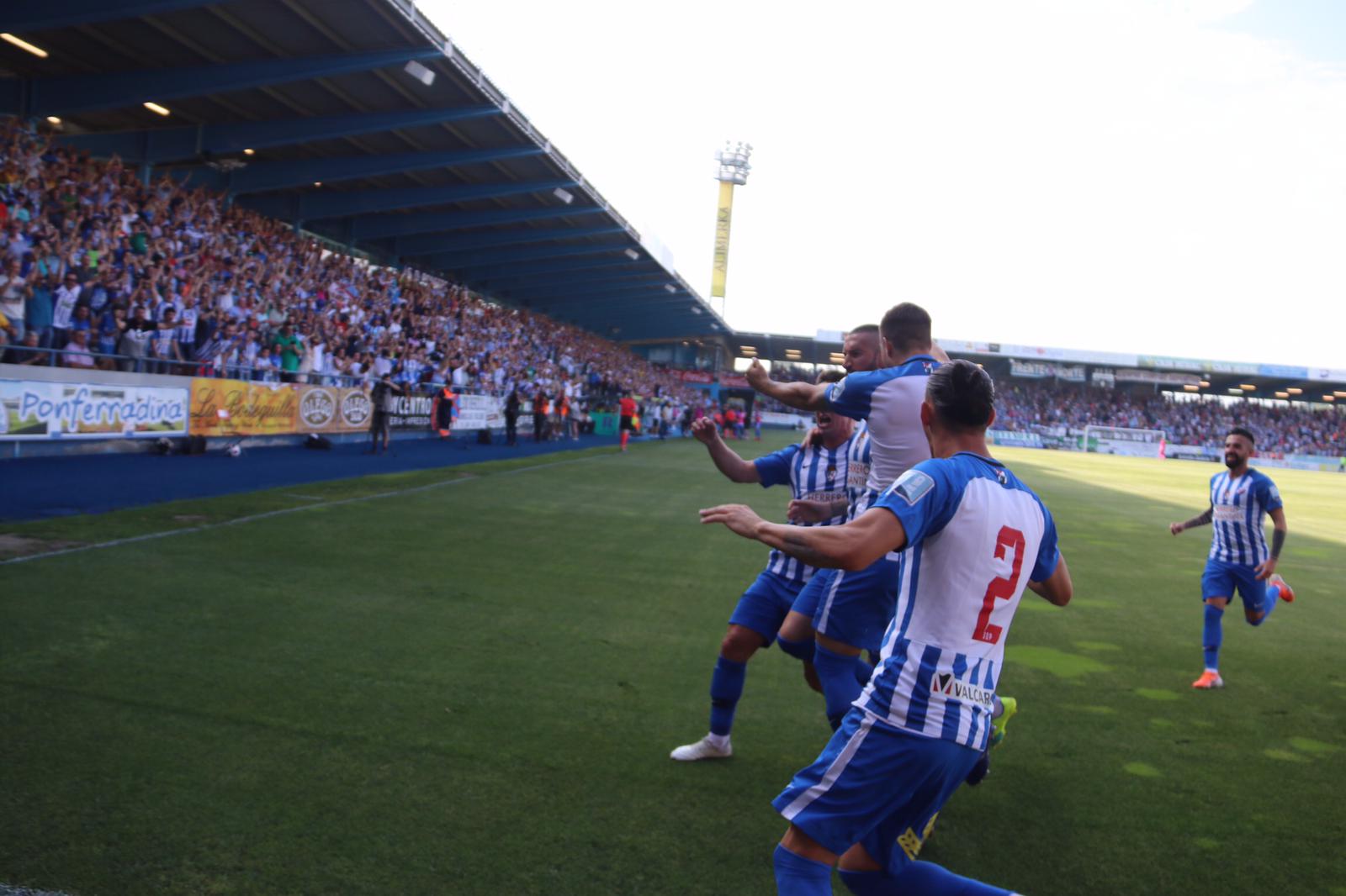 Los jugadores de la Ponferradina celebran su primer gol en El Toralín.