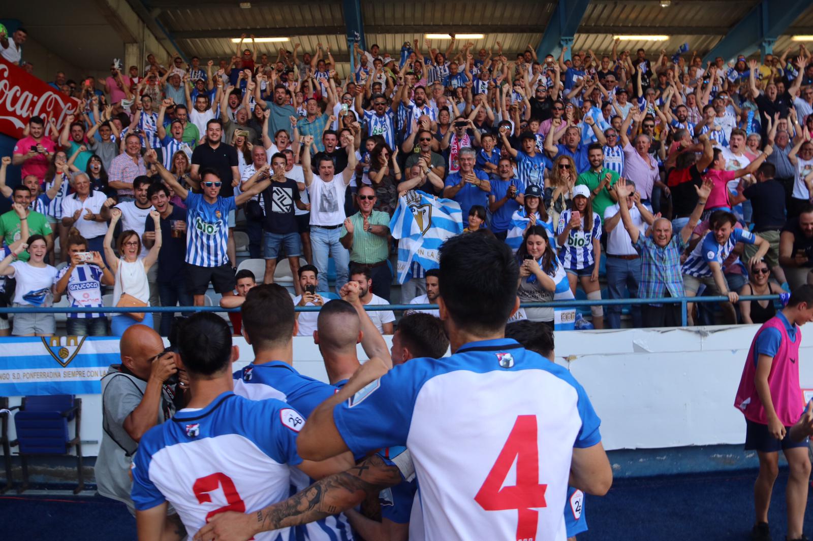 Los jugadores de la Ponferradina celebran su primer gol en El Toralín.