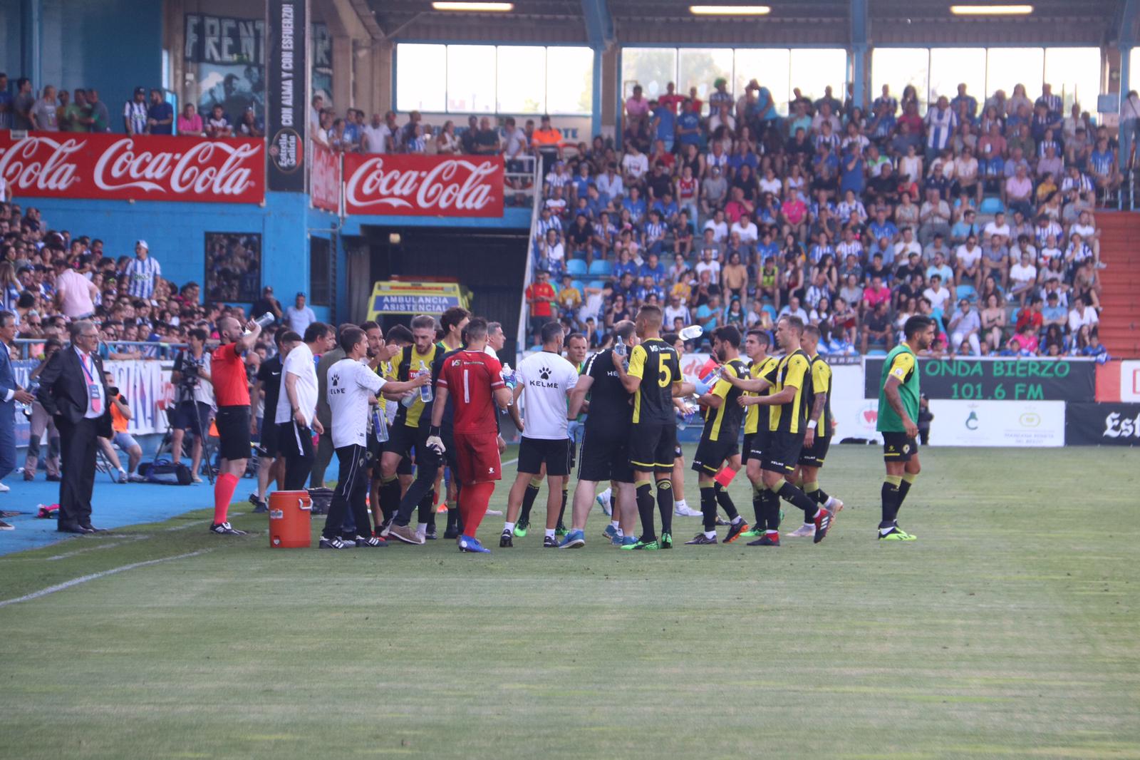 El Toralín presenta un lleno espectacular para vivir el ascenso a Segunda División del equipo.