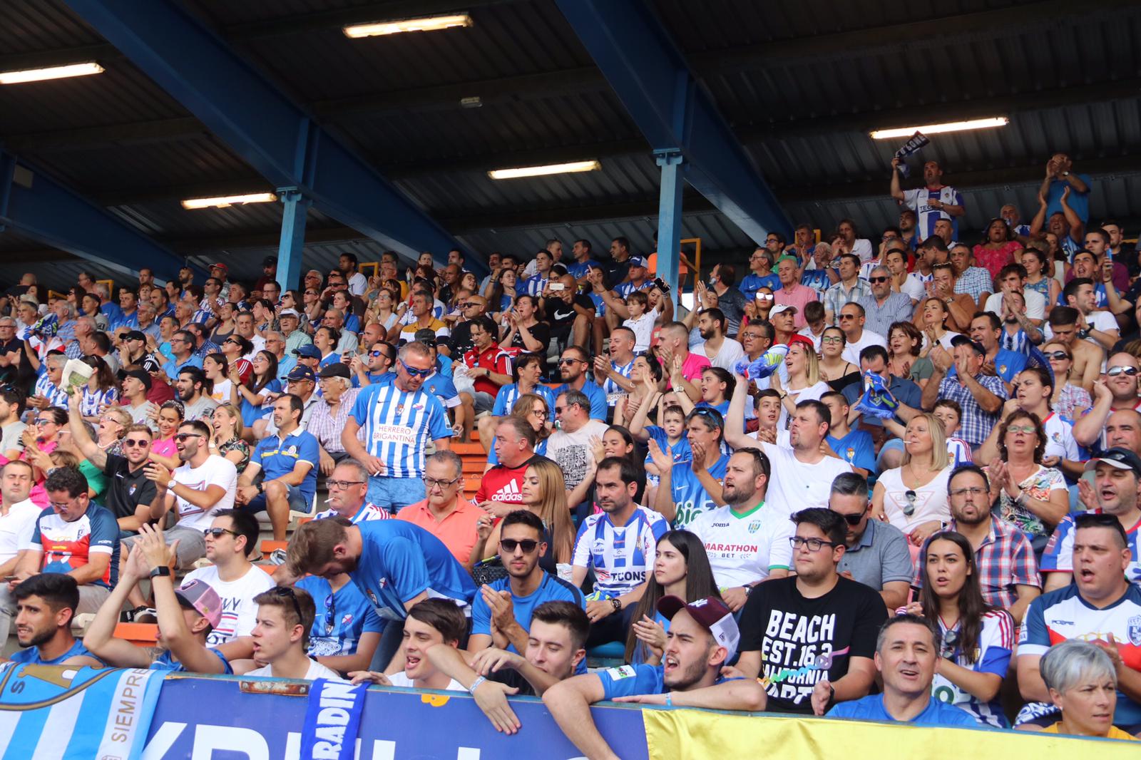 El Toralín presenta un lleno espectacular para vivir el ascenso a Segunda División del equipo.