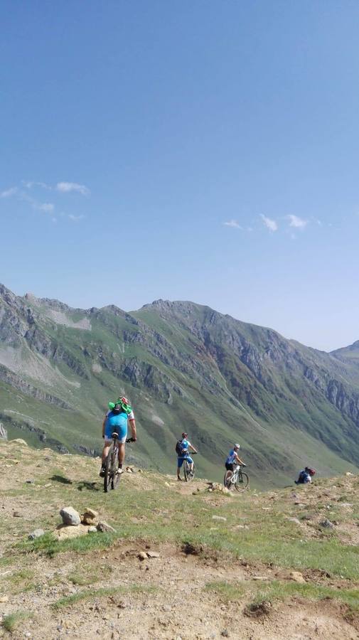 Fotos: Momentos del #retoBttBierzoBabia organizado por la Fundación Bas Van der Goor