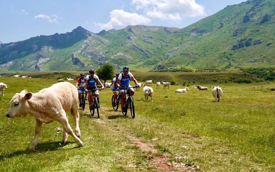 Fotos: Momentos del #retoBttBierzoBabia organizado por la Fundación Bas Van der Goor
