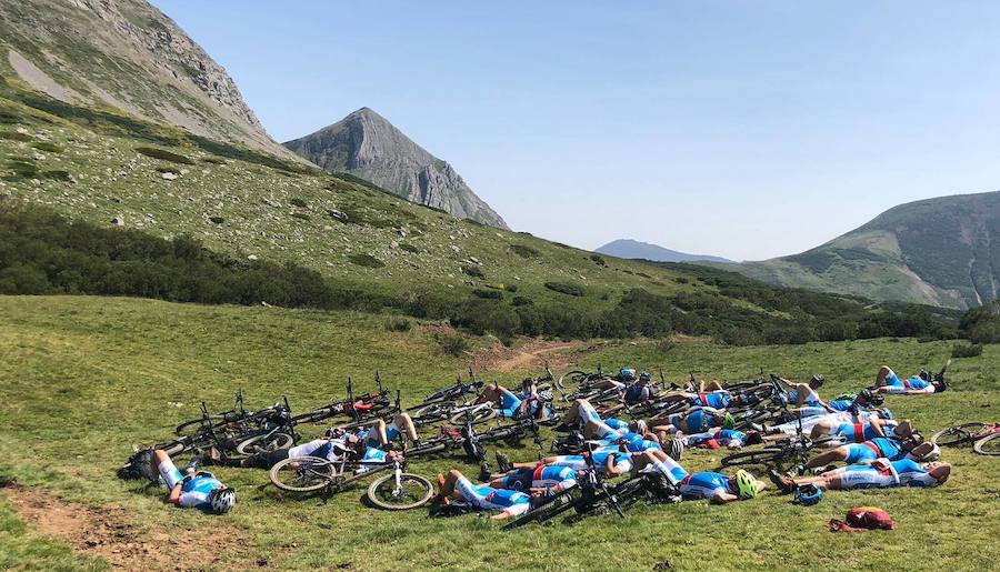 Fotos: Momentos del #retoBttBierzoBabia organizado por la Fundación Bas Van der Goor