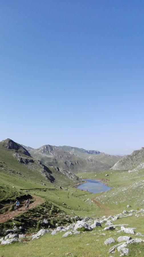 Fotos: Momentos del #retoBttBierzoBabia organizado por la Fundación Bas Van der Goor