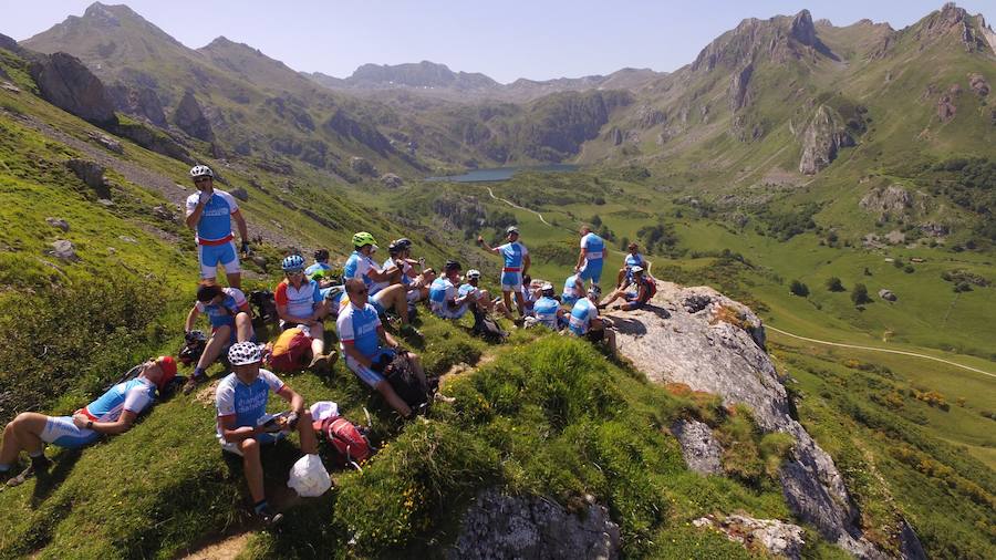 Fotos: Momentos del #retoBttBierzoBabia organizado por la Fundación Bas Van der Goor