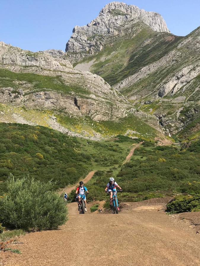 Fotos: Momentos del #retoBttBierzoBabia organizado por la Fundación Bas Van der Goor