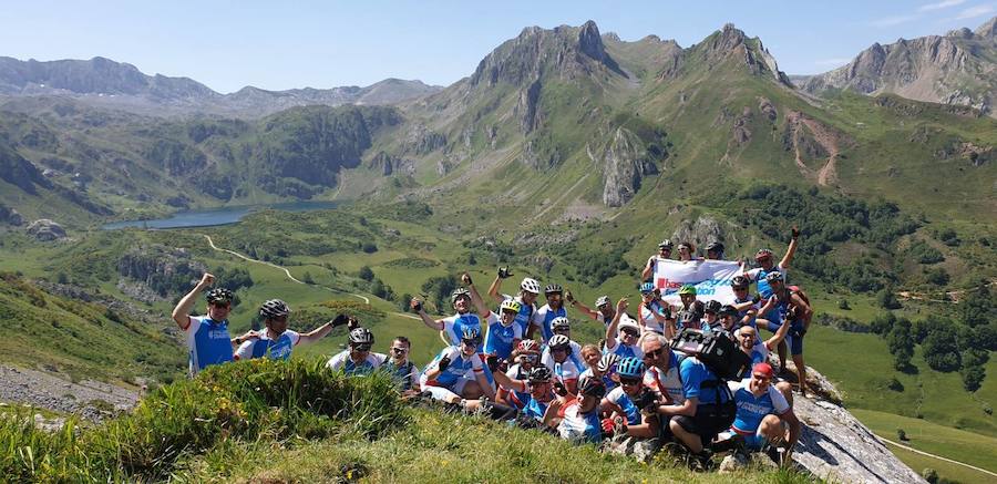Fotos: Momentos del #retoBttBierzoBabia organizado por la Fundación Bas Van der Goor