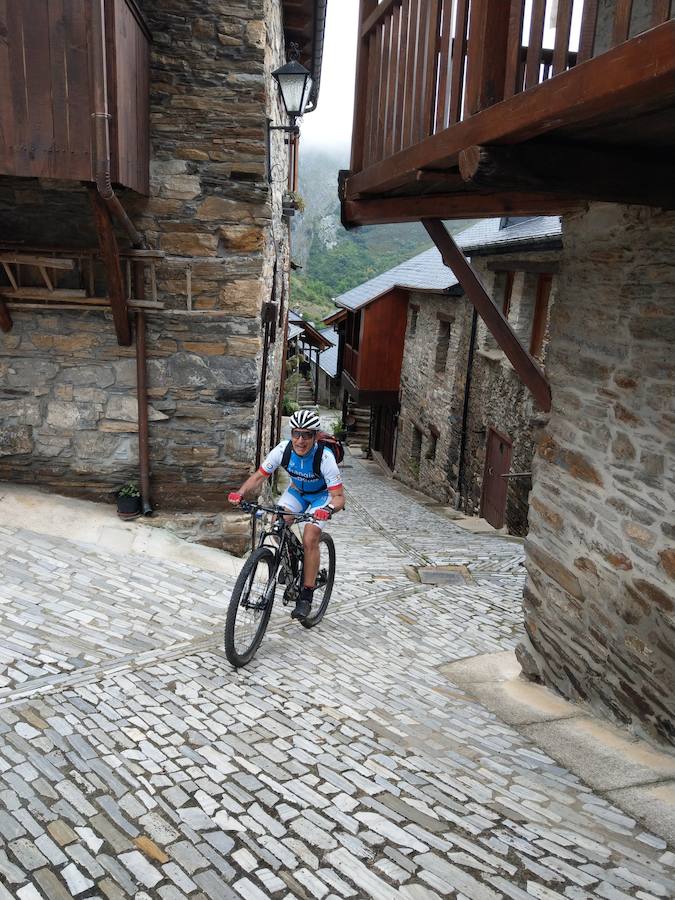 Fotos: Momentos del #retoBttBierzoBabia organizado por la Fundación Bas Van der Goor