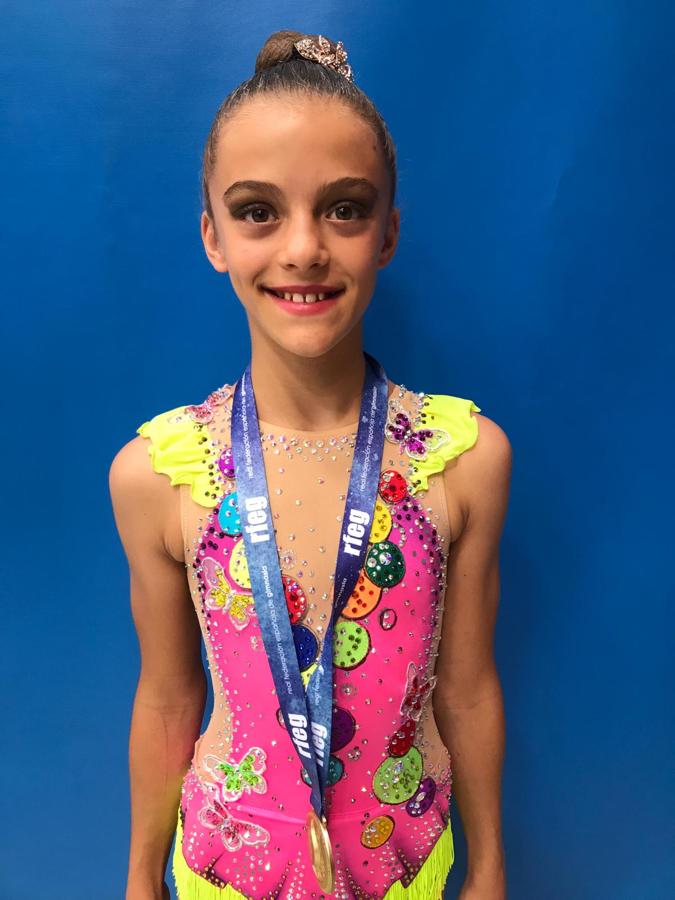 Gimnastas del Club Ritmo con sus medallas. 