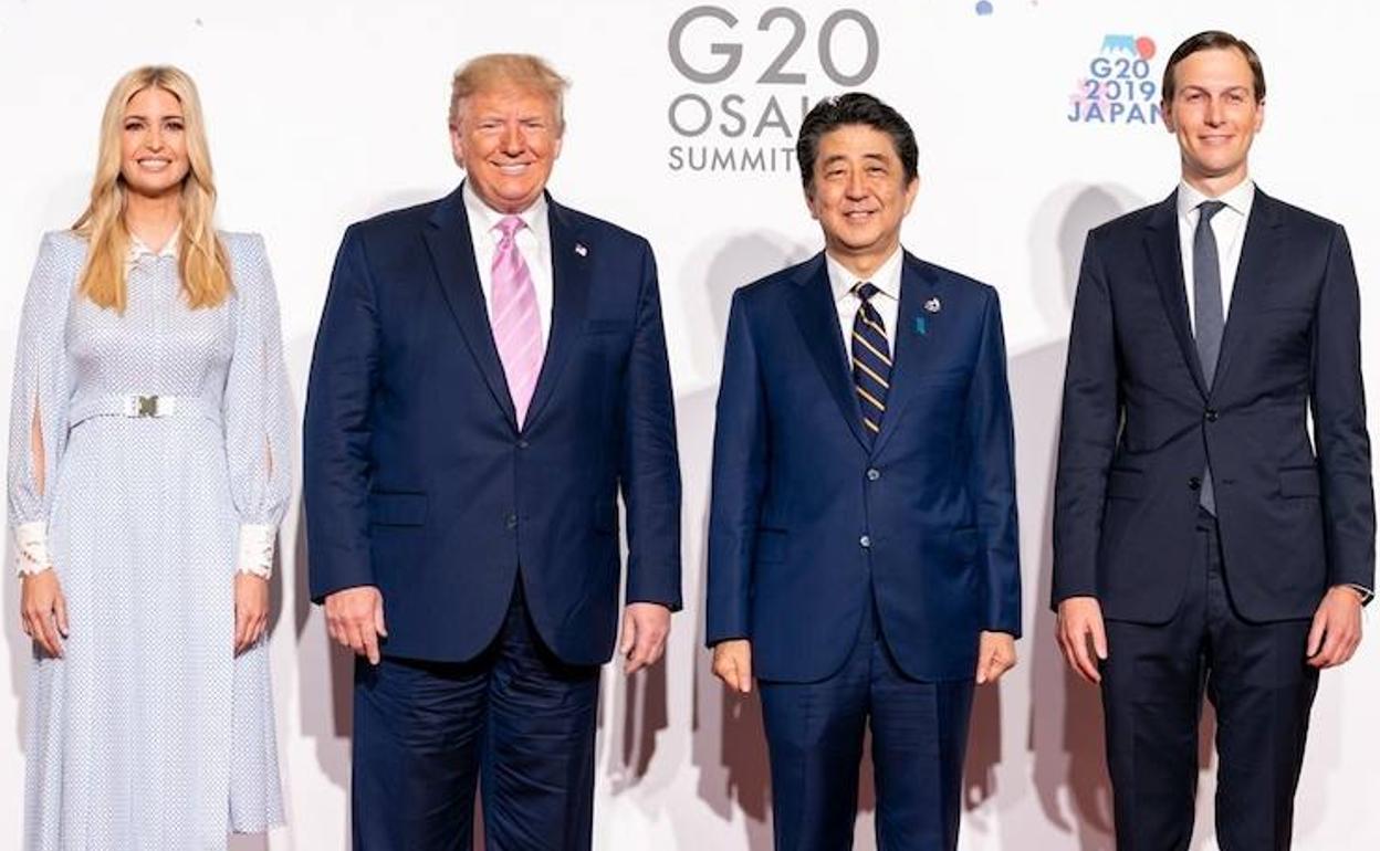 De izquierda a derecha: Ivanka Trump, Donald Trump, Shinzo Abe y Jared Kushner en Osaka. 