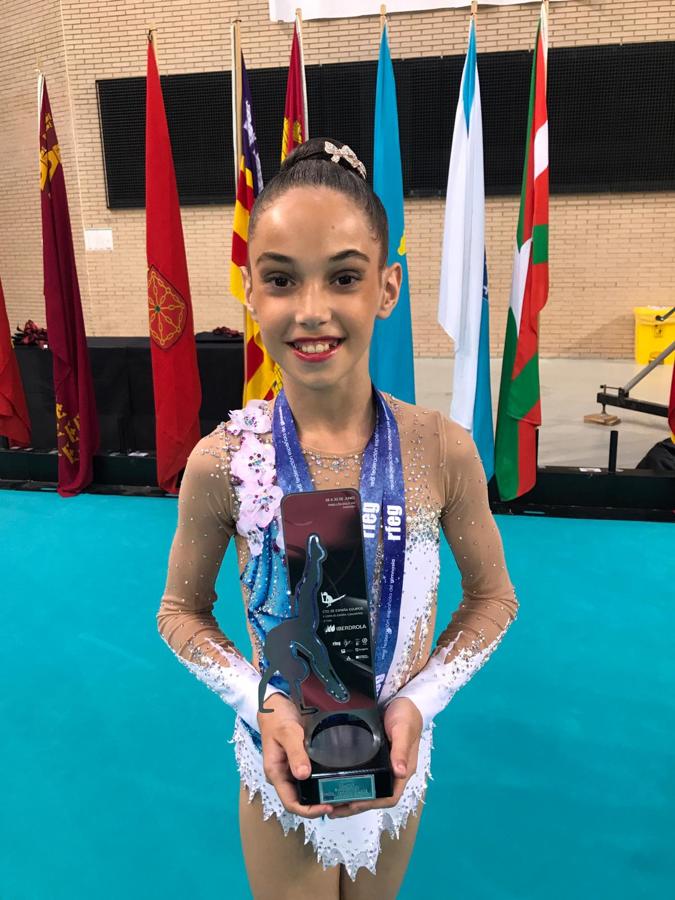 Gimnastas del Club Ritmo con sus medallas. 