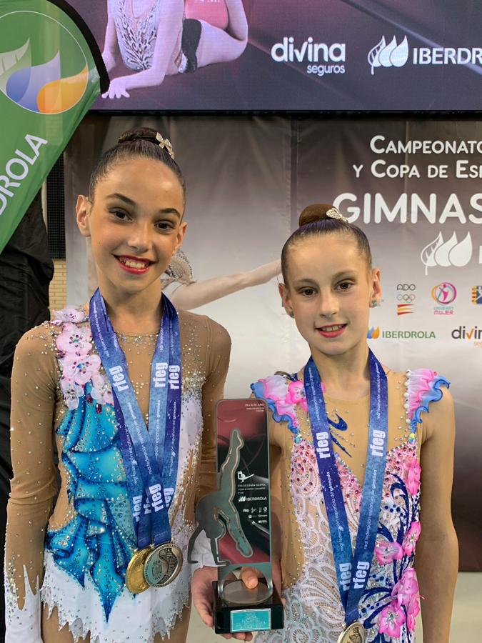 Gimnastas del Club Ritmo con sus medallas. 