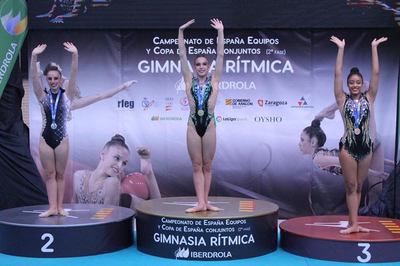 Gimnastas del Club Ritmo con sus medallas. 