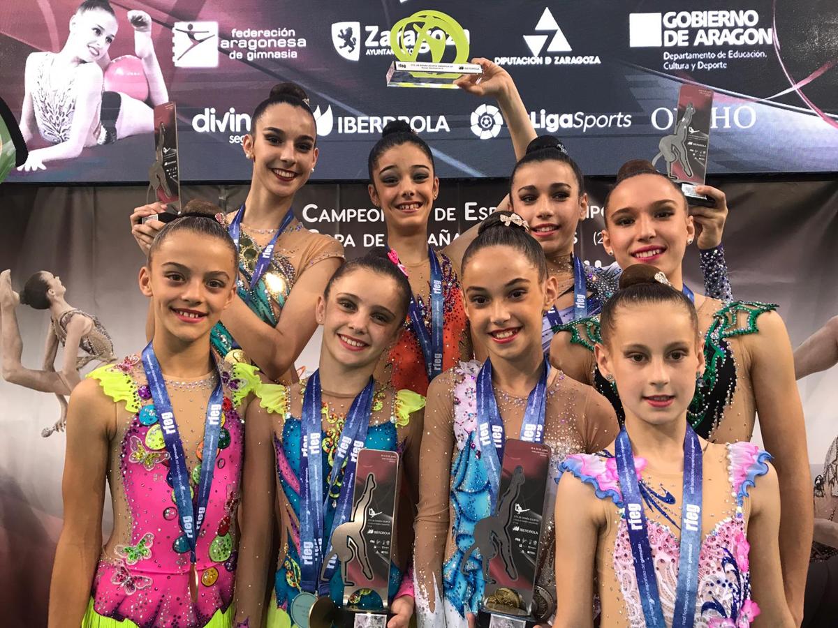 Gimnastas del Club Ritmo con sus medallas. 