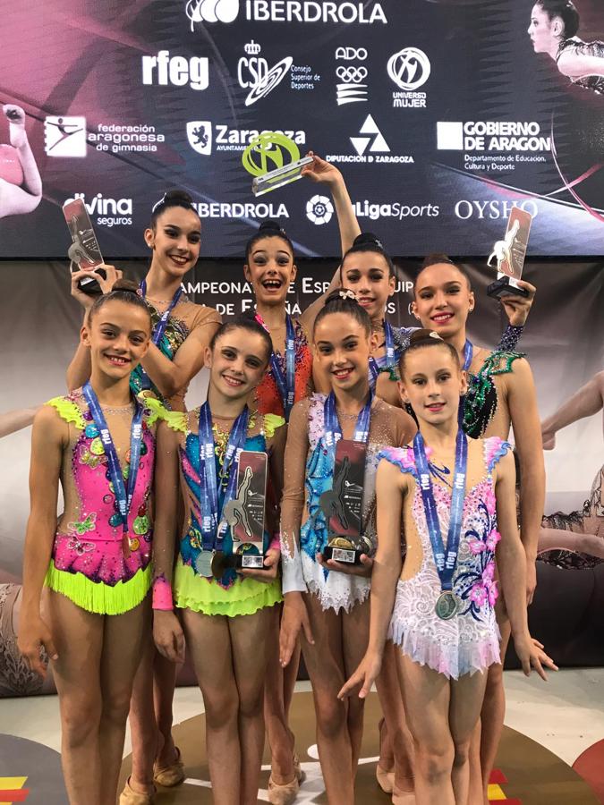 Gimnastas del Club Ritmo con sus medallas. 