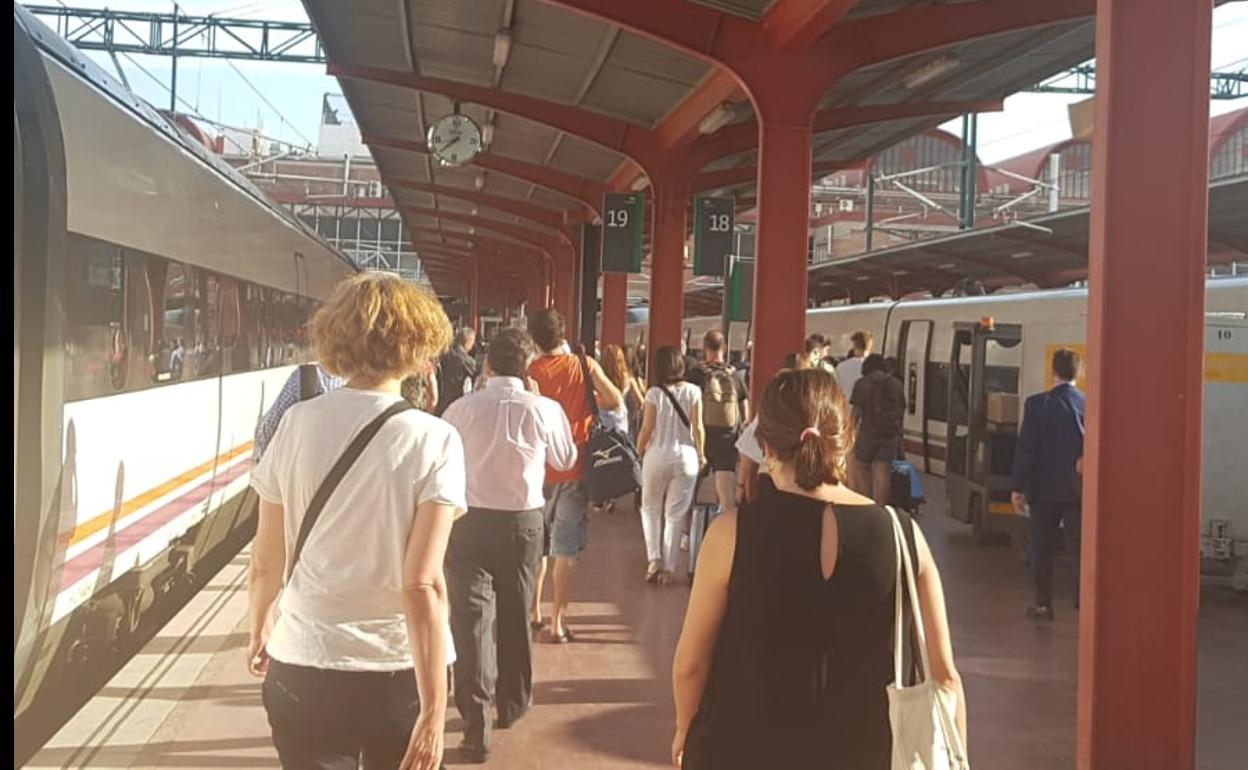 Llegada a Madrid a las 19:38 de los viajeros del AVE de las 17:35. 