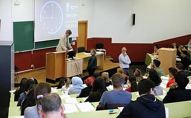 Aula de la Universidad de León durante la EBAU.