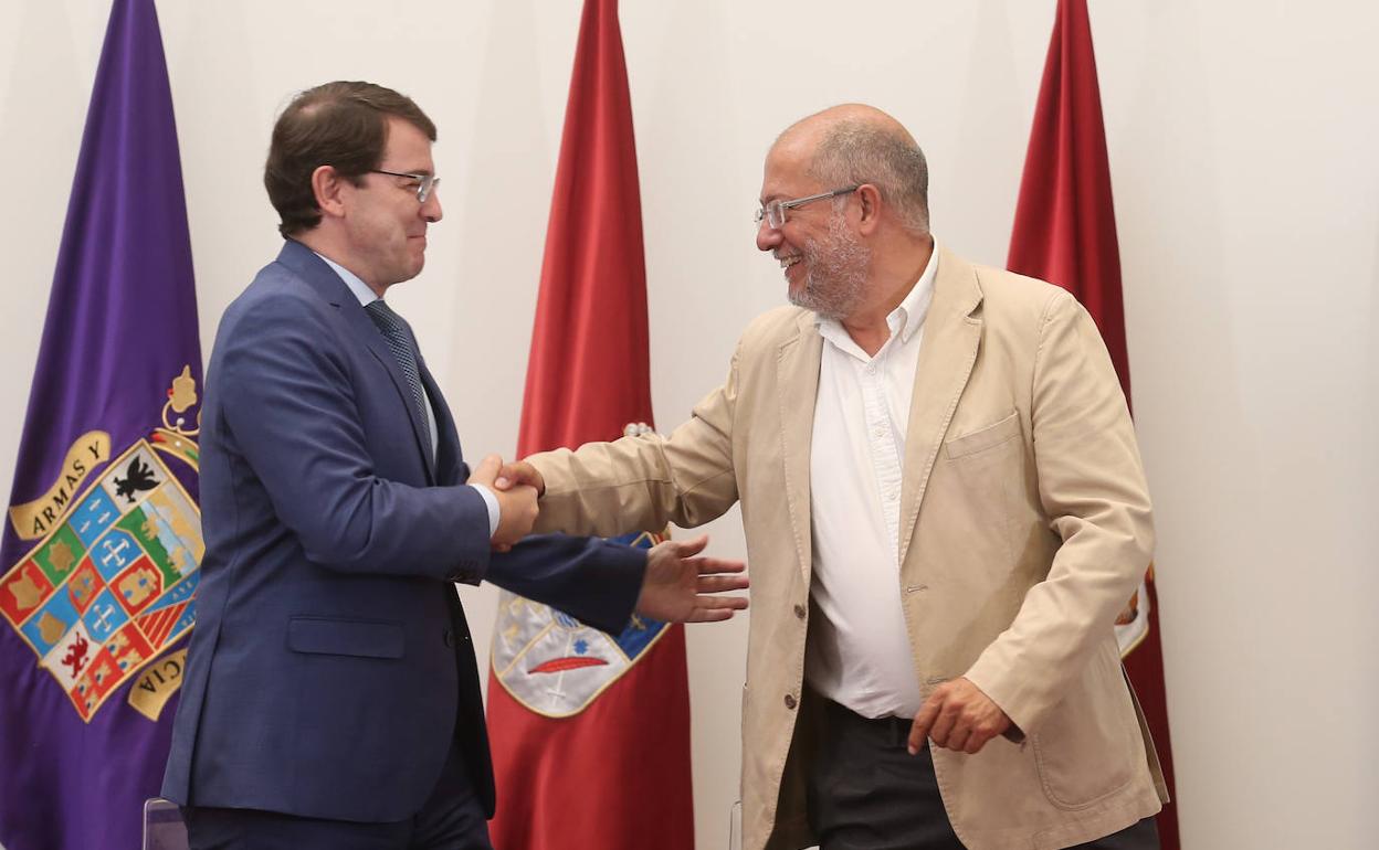 Alfonso Fernández Mañueco y Francisco Igea firman el acuerdo para la gobernabilidad de Castilla y León