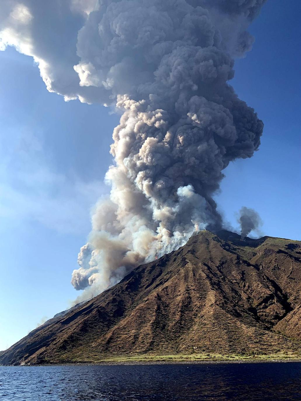 l volcán de la isla de Estrómboli, en el sur de Italia, registró hoy una serie de violentas explosiones con las que expulsó rocas y lava y provocaron la muerte a una persona y dejó a otra herida, confirmaron a Efe fuentes de Protección Civil.