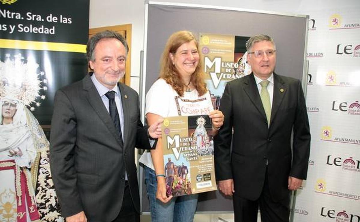 De izquierda a derecha: Antonio García, Margarita Torres y Miguel Ángel Gil, presentando el museo de verano. 