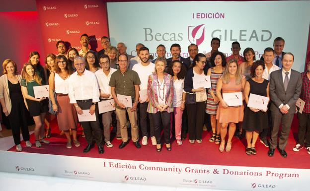Foto de familia de los responsables de las entidades premiadas con las becas Gilead. 