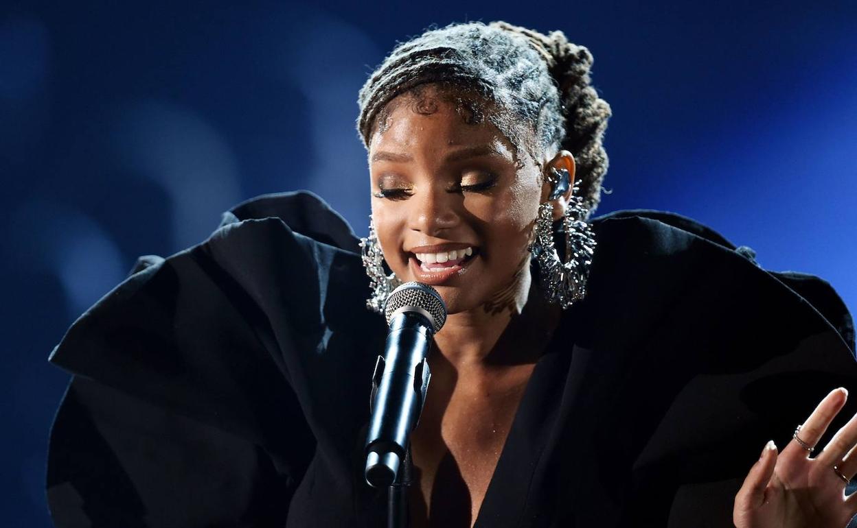 La cantante de R&B, Halle Bailey, que interpretará a Ariel.