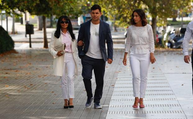 Javier Sánchez Santos acompañado de su mujer y su madre a la entrada en el juicio. 