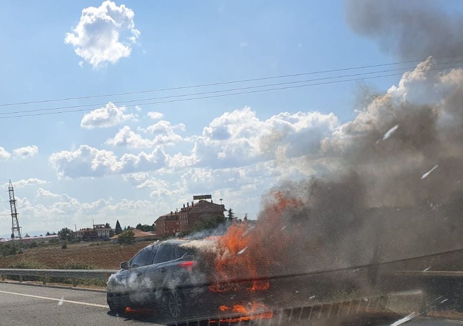 Fotos: Arde un vehículo en la León-Astorga