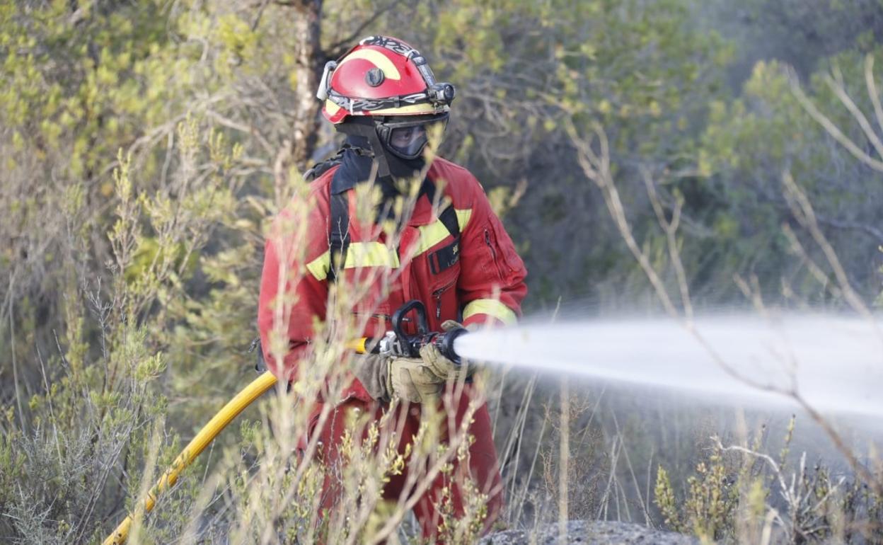 Un efectivo de la UME en las labores de extinción del pasado incendio en Ávila.
