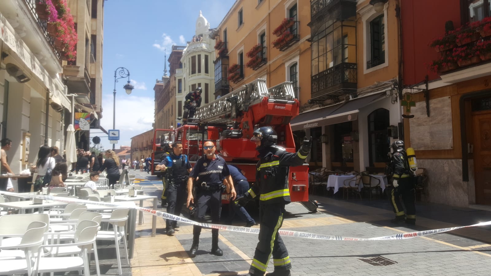 Fotos: Fuego en un restaurante de la calle Ancha