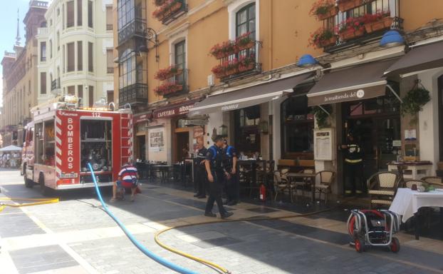 Un momento de la intervención en la calle Ancha. 