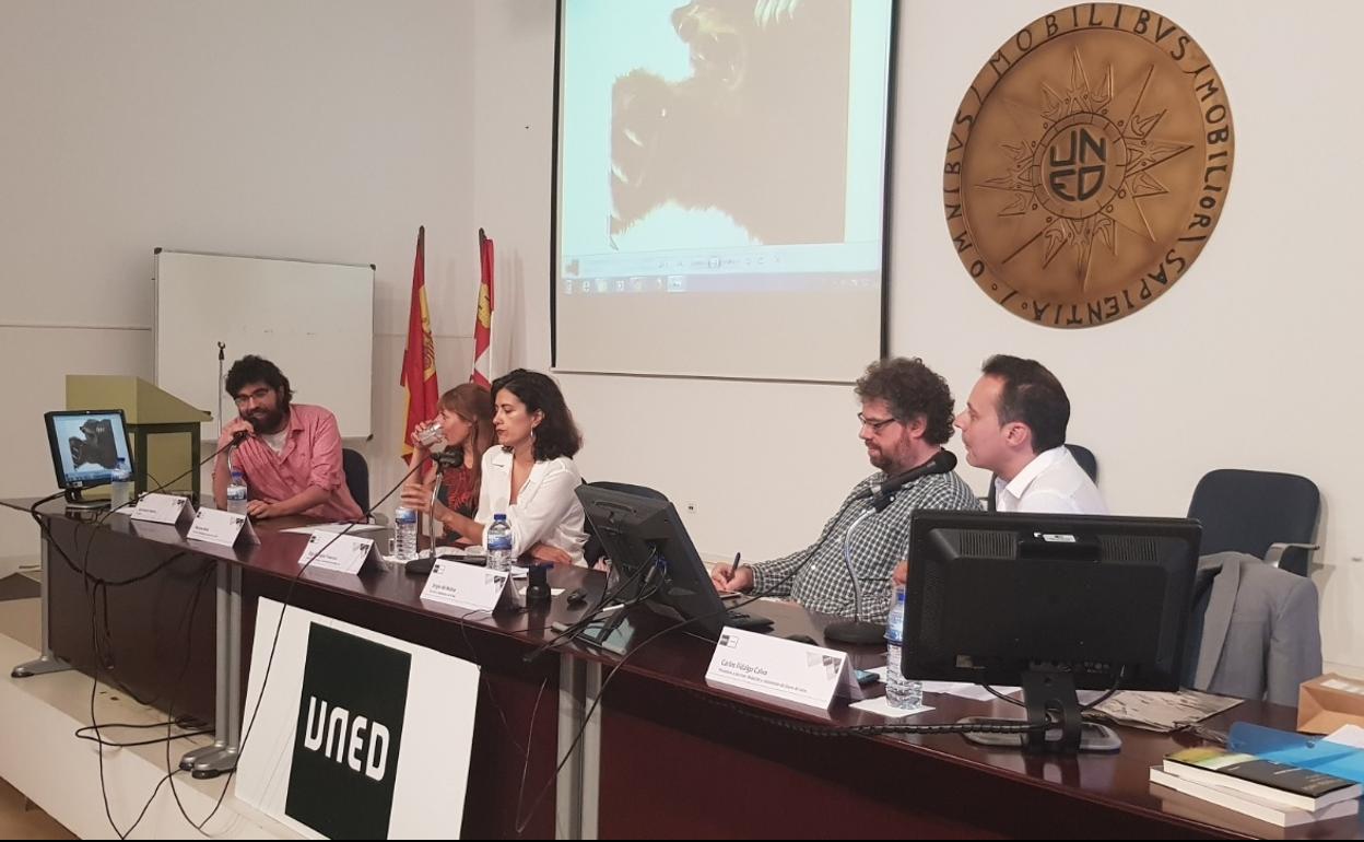 Macarena Berlín y Espido Freire cierran en Ponferrada el curso de verano de la Uned 'Periodismo narrativo en tiempos de noticias falsas'