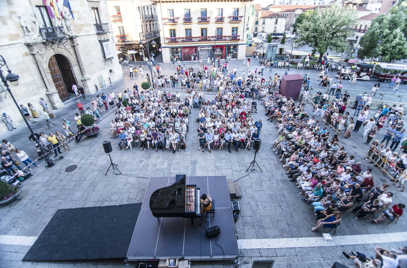 Fotos: Las Piedras Cantan reúne ante Botines a un público entregado a la buena música