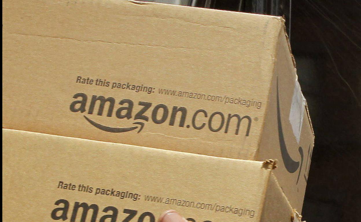 Un trabajador tramita dos paquetes de Amazon para su envío postal.