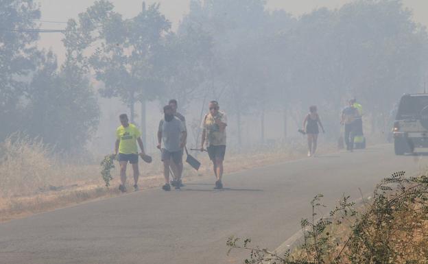 Vecinos que colaboraron en la extinción del fuego. 