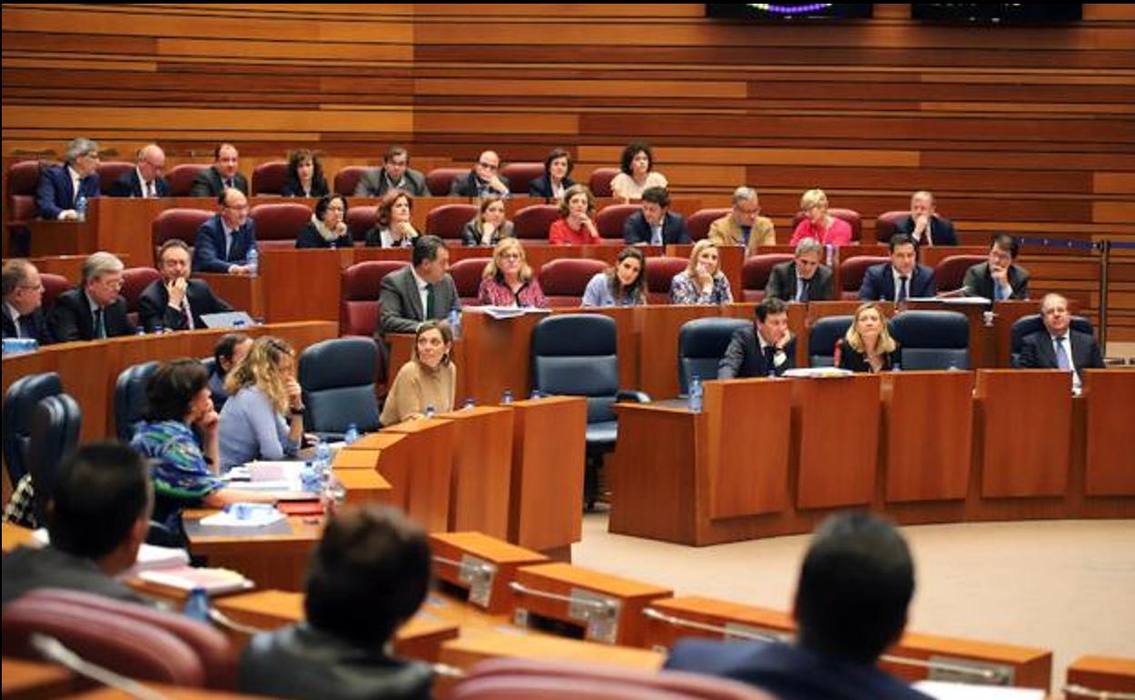 Vista del pleno en las Cortes desde la bancada socialista.