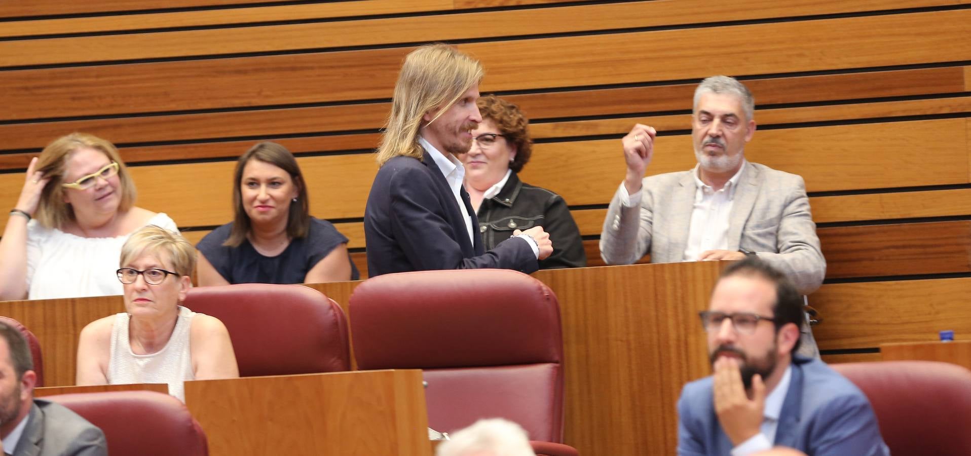 El líder del PSOE en la región, Luis Tudanca, fue el encargado de abrir la segunda parte de una sesión que calificó como «histórica» por ser la «primera vez en la historia de esta comunidad en la que no se elegirá presidente a quien a ganado las elecciones»