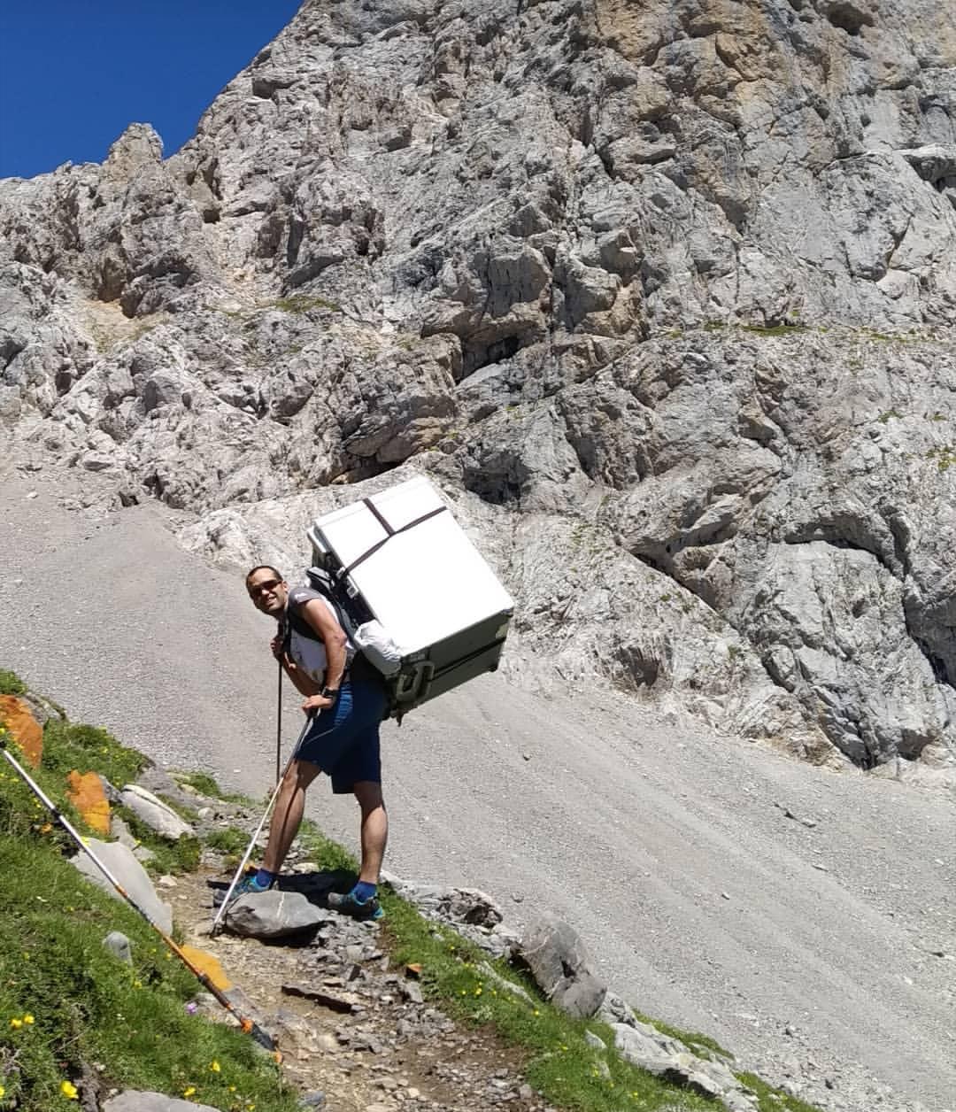 Fotos: Llevando una nevera hasta el Refugio del Collado Jermoso