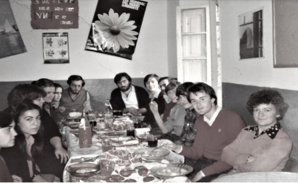 La juventud unida en el teleclub de La Mata de Curueño.