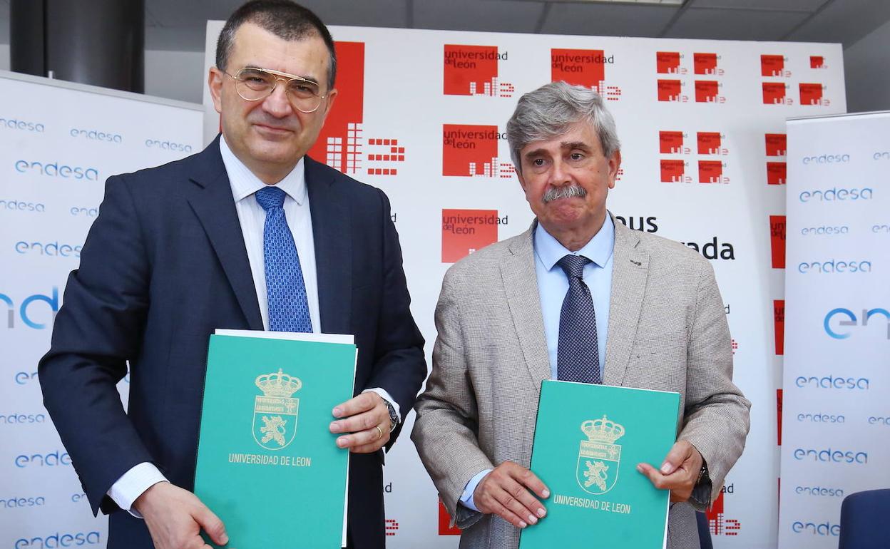 Un momento de la firma este miércoles. 