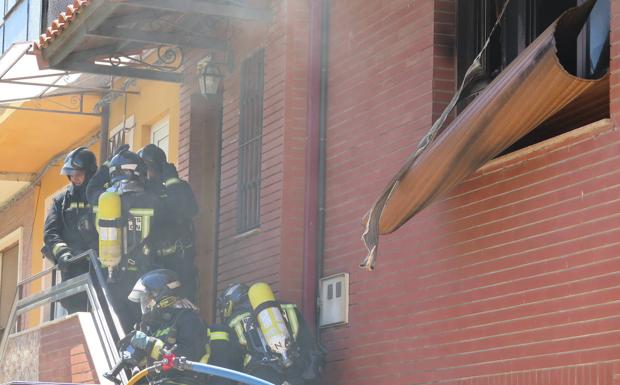 Dos retenes de bomberos en la vivienda afectada por el fuego. 